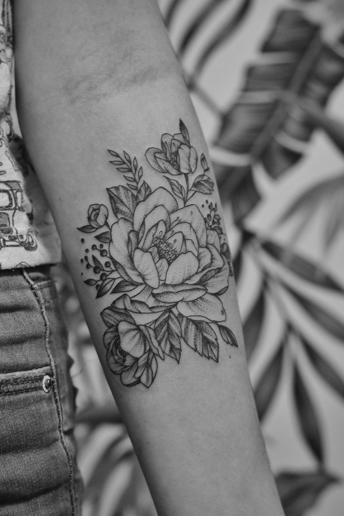 Florales Blackwork-Tattoo mit Pfingstrose auf dem Unterarm