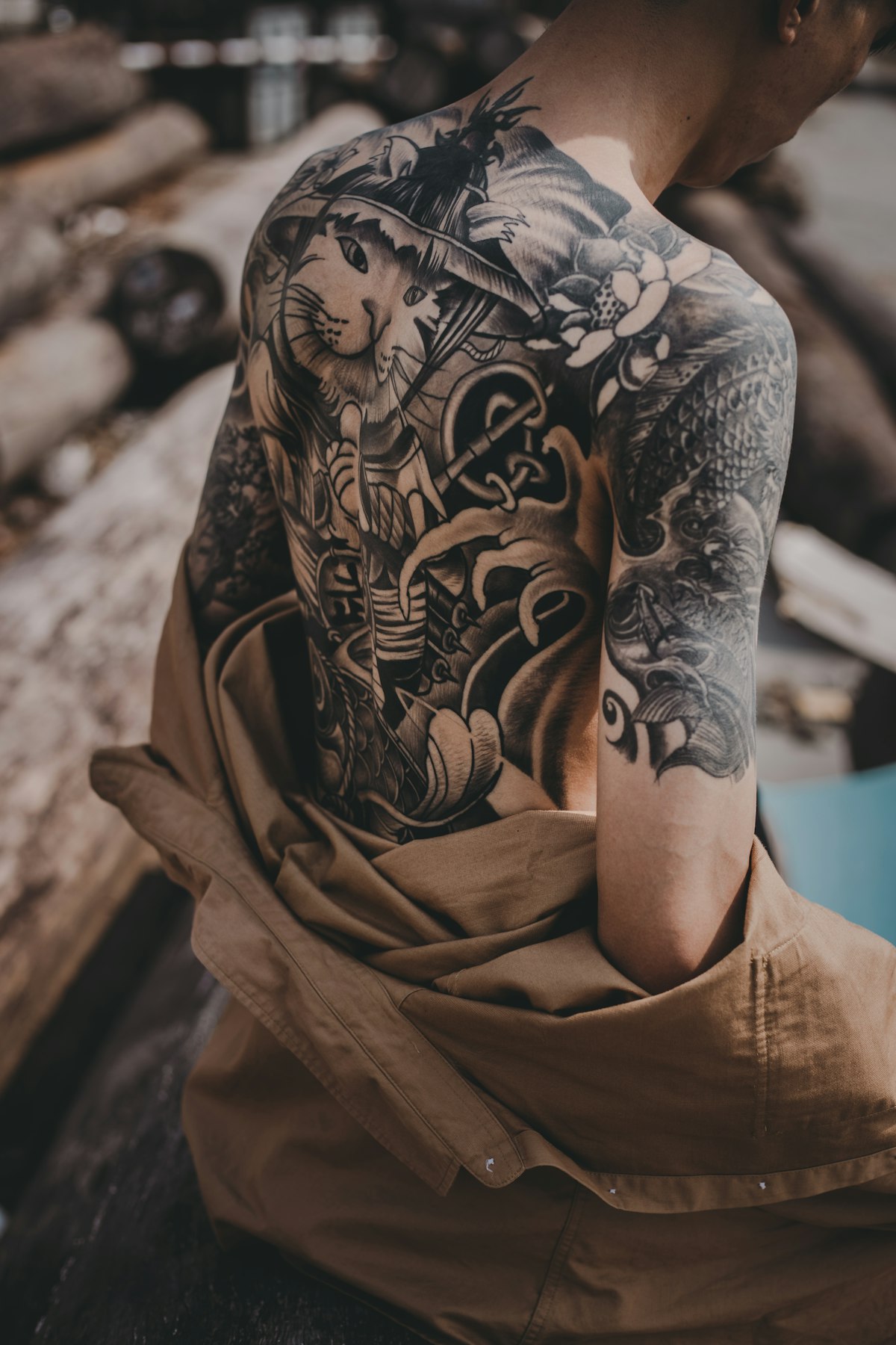 Großflächiges japanisch inspiriertes Backpiece-Tattoo in Schwarz-Grau